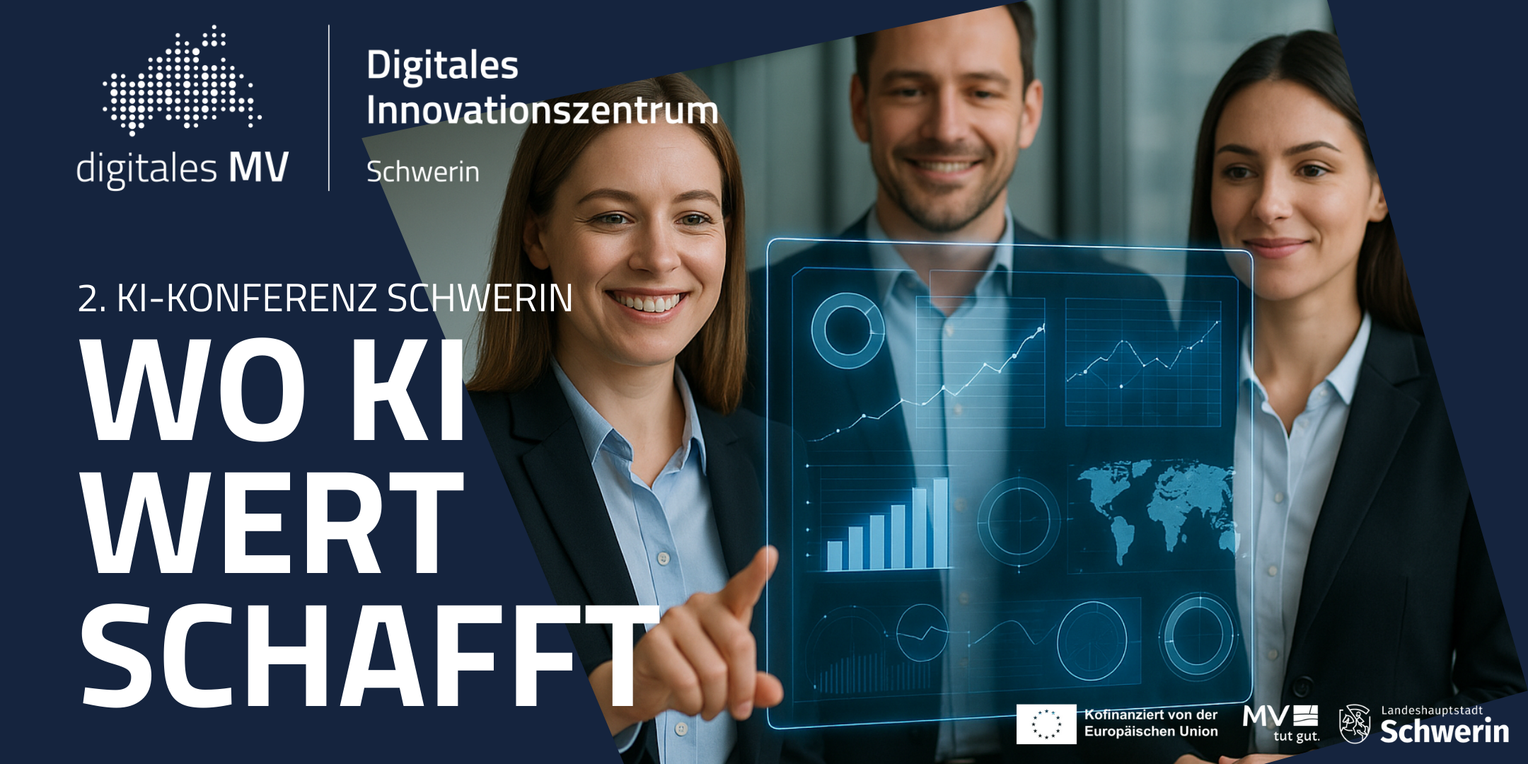 Drei lächelnde Personen in Businesskleidung stehen nebeneinander vor Glasfront. Eine Frau zeigt auf ein digitales Interface mit eingeblendeten Diagrammen und Datenvisualisierungen. Der Hintergrund ist modern und lichtdurchflutet, darüber liegen dunkelblaue Flächen mit Logos und Text. Der grafische Stil wirkt professionell und technologieorientiert.