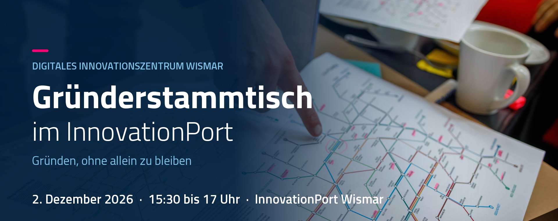 Hand zeigt auf eine gedruckte Netzwerkkarte, daneben Kaffeetasse und Unterlagen