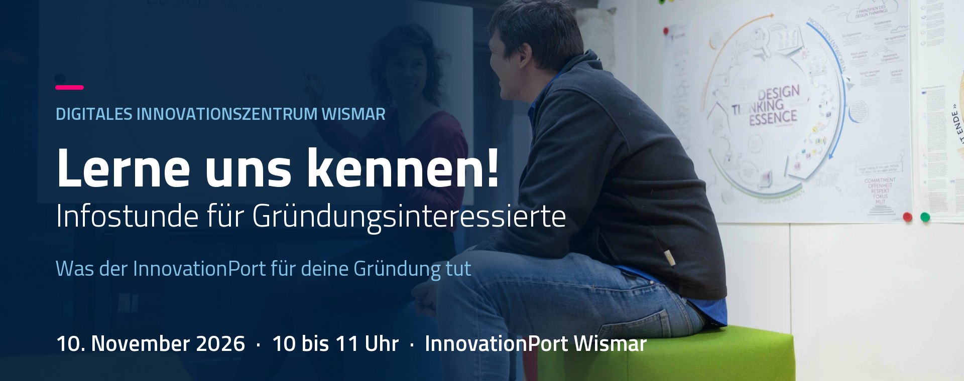 Coachin im Gespräch mit einem Gründer vor einer Design-Thinking-Grafik im InnovationPort Wismar