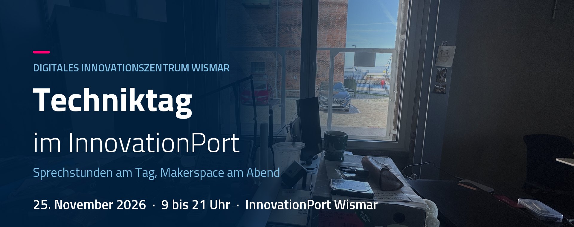 Werkbank mit Technik im InnovationPort Wismar, Fenster zum Hafen
