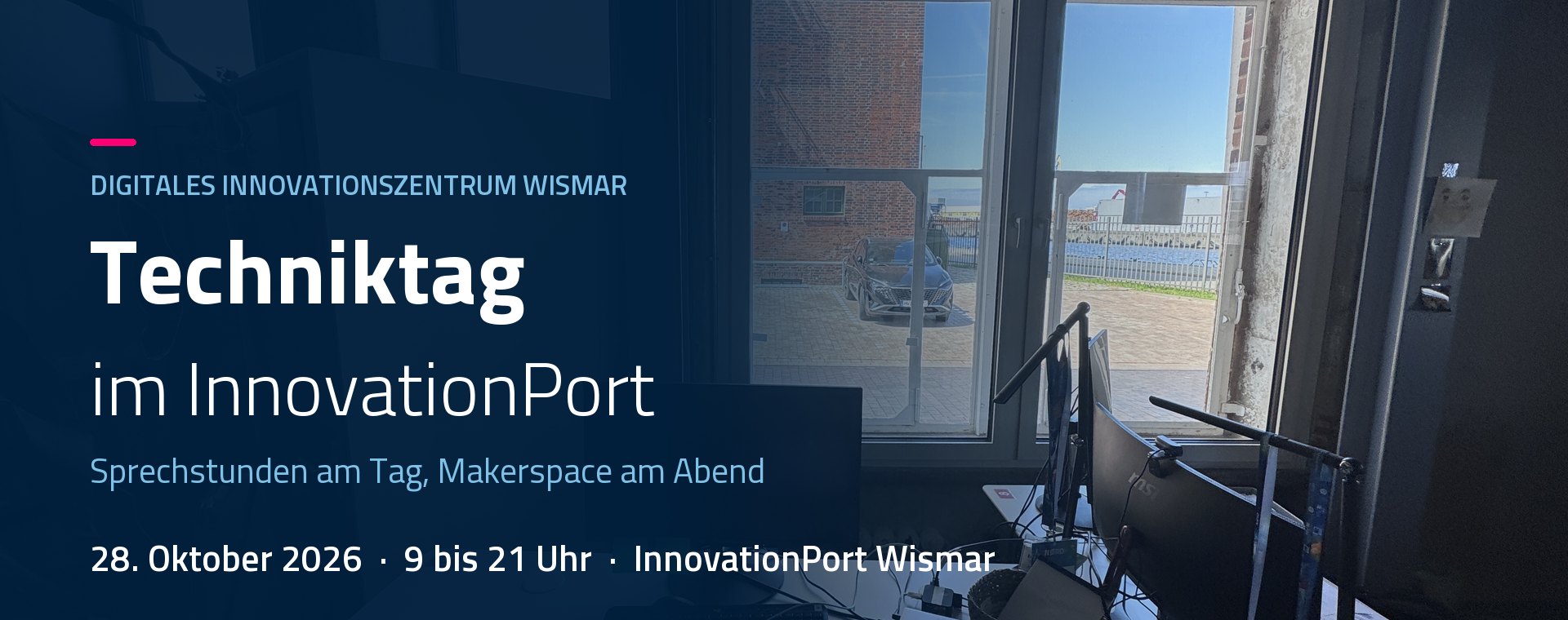 Arbeitsplatz mit Monitoren und Technik im InnovationPort Wismar, Blick auf den Hafen