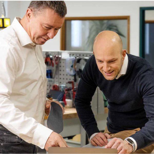 Osentec Gründer zwei Männer inspizieren die neuartige Schuhsohle