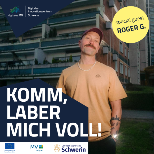 Komm, laber mich voll! Social Media Marketing Event Porträt eines Mannes mit Cap, Schnurrbart, Perlenkette und Tattoos, der lässig in einem Wohnviertel mit Hochhäusern steht. Die Gestaltung kombiniert ein urbanes Foto mit grafischen, dunkelblauen Flächen oben und unten. In der oberen rechten Ecke ein gelber Kreis mit Hinweis auf den Gast.