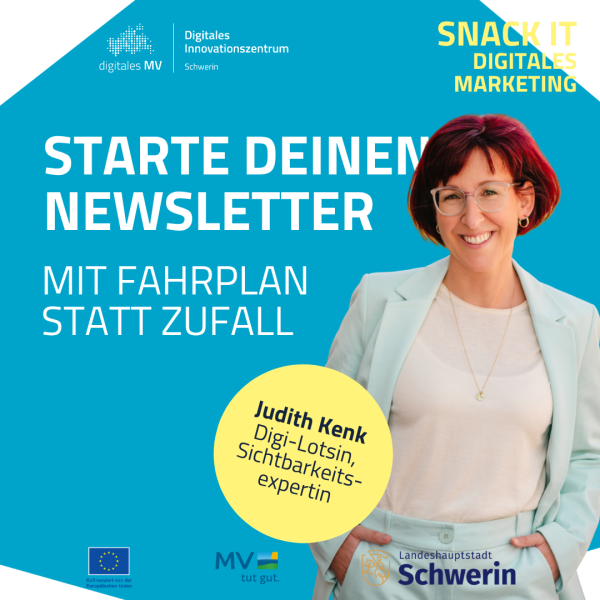 Porträt einer lächelnden Frau mit roten Haaren, Brille und hellblauem Hosenanzug auf einfarbigem Hintergrund. Ein gelber Kreis mit Namen überlagert das Bild. Grafisch strukturierte Komposition mit freundlicher Bildsprache.