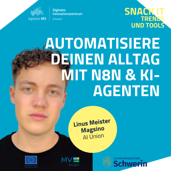 Frontales Porträt eines jungen Mannes mit kurzem, lockigem Haar vor einfarbigem türkisfarbenem Hintergrund. Ein gelber Kreis hebt den Namen hervor. Grafisch klarer Aufbau mit diagonaler Ecke und Förderlogos im unteren Bereich.