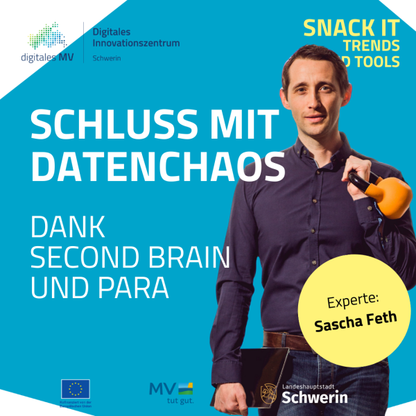 Ein Mann in dunklem Hemd hält ein Mikrofon in der rechten Hand und ein geschlossenes Laptop in der linken. Im Vordergrund ein gelber Kreis mit hervorgehobener Information. Die Gestaltung ist dynamisch und fokussiert auf die Person.